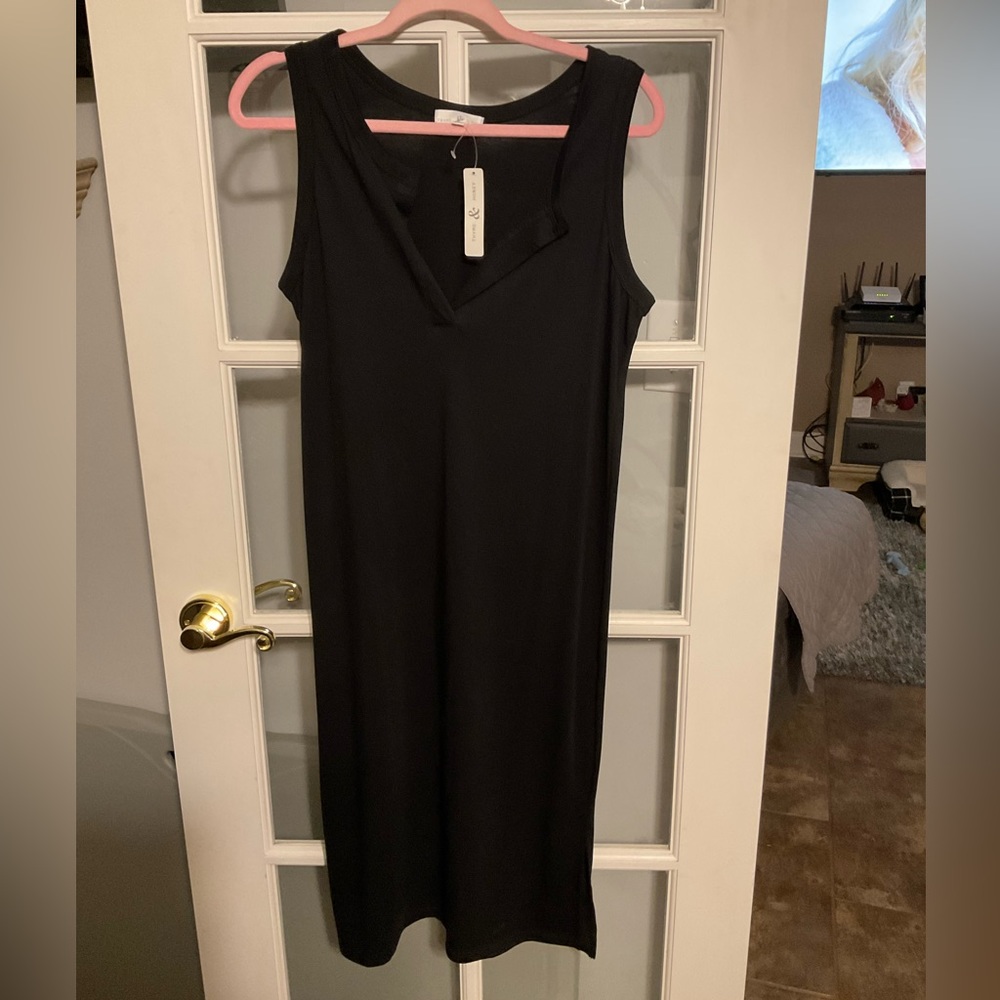 THYME & HONEY black sleeveless dress in size medium. New with tags V neckline.